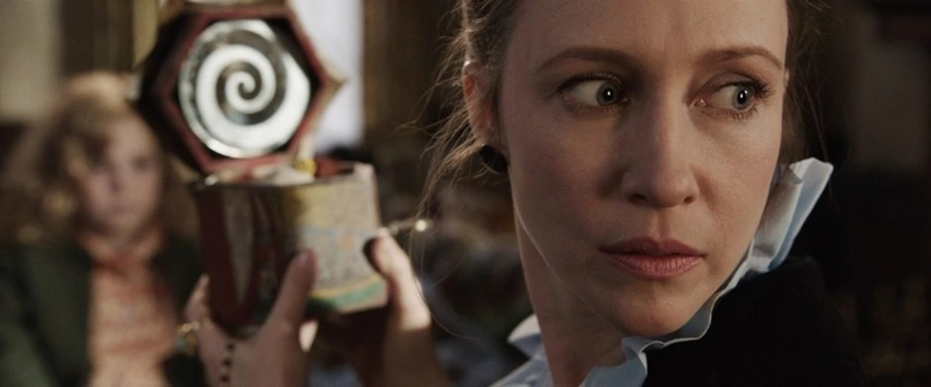 Vera Farmiga y Kyla Deaver en expediente-warren-the-conjuring