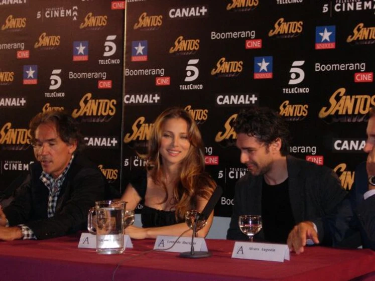 Elsa Pataky y Leonardo Sbaraglia en santos (Rueda de prensa en Madrid. Octubre 2008)