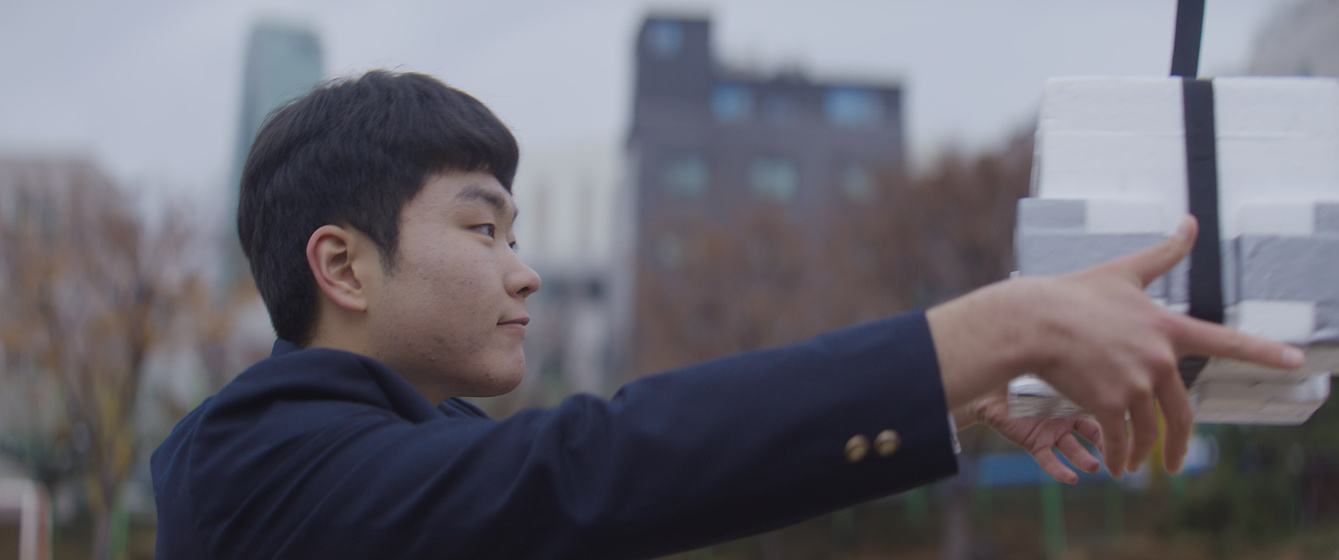 Kim Geon en The Accordion Door