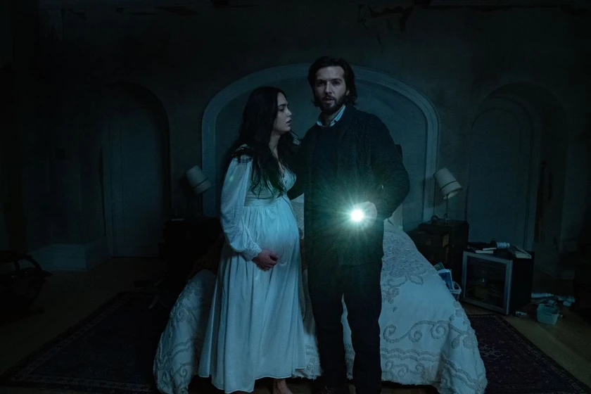 Guy Burnet y Melissa Barrera en reposo-absoluto