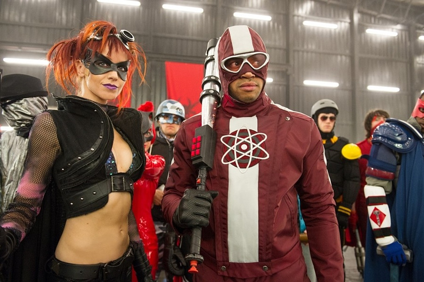 Lindy Booth y Donald Faison en Kick-Ass 2, con un par