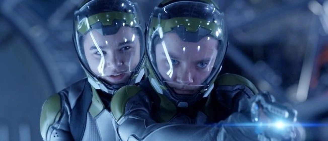 Asa Butterfield y Hailee Steinfeld en el-juego-de-ender