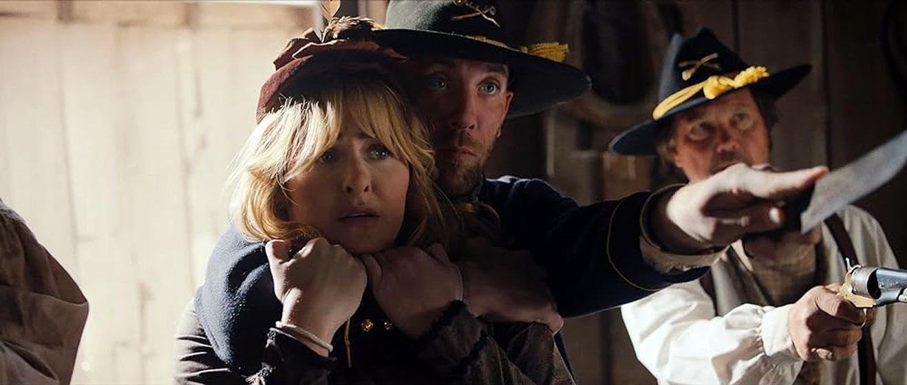 Scout Taylor-Compton y Nicholas Ryan en Fuera de la Ley