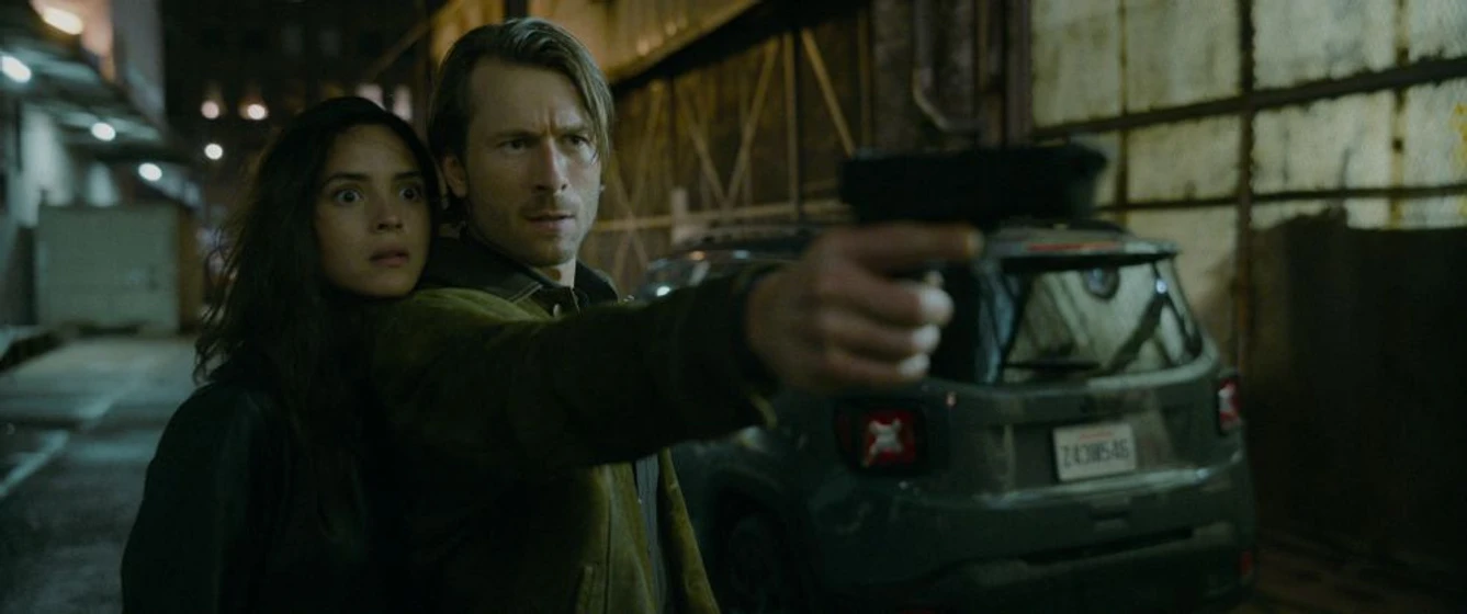 Glen Powell y Adria Arjona en hit-man