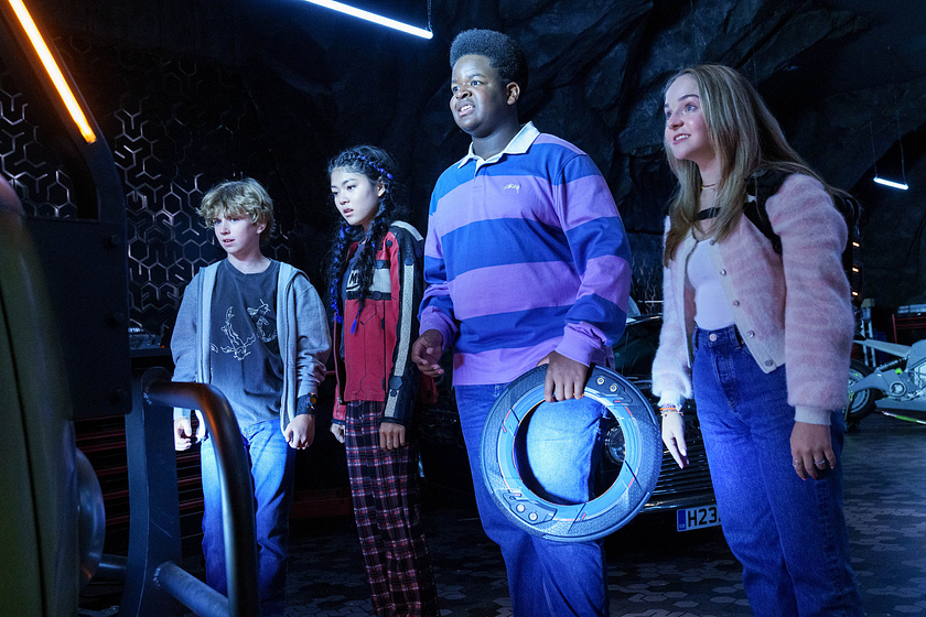 Keith L. Williams, Momona Tamada, Walker Scobell y Abigail James Witherspoon en El Refugio Secreto