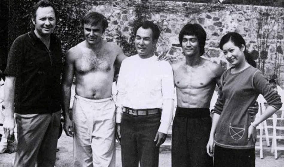 Bruce Lee, John Saxon, Kien Shih, Betty Chung y Robert Clouse en Operación Dragón
