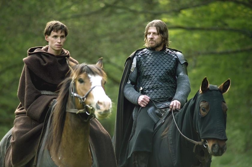 Sean Bean y Eddie Redmayne en black-death-garra-negra