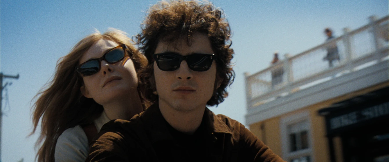 Elle Fanning y Timothée Chalamet en A Complete Unknown