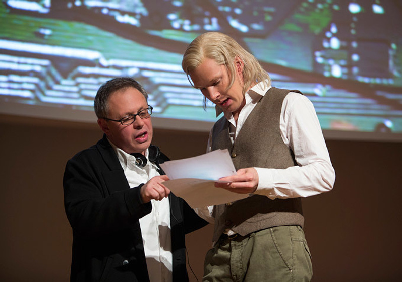 Bill Condon y Benedict Cumberbatch en El Quinto Poder