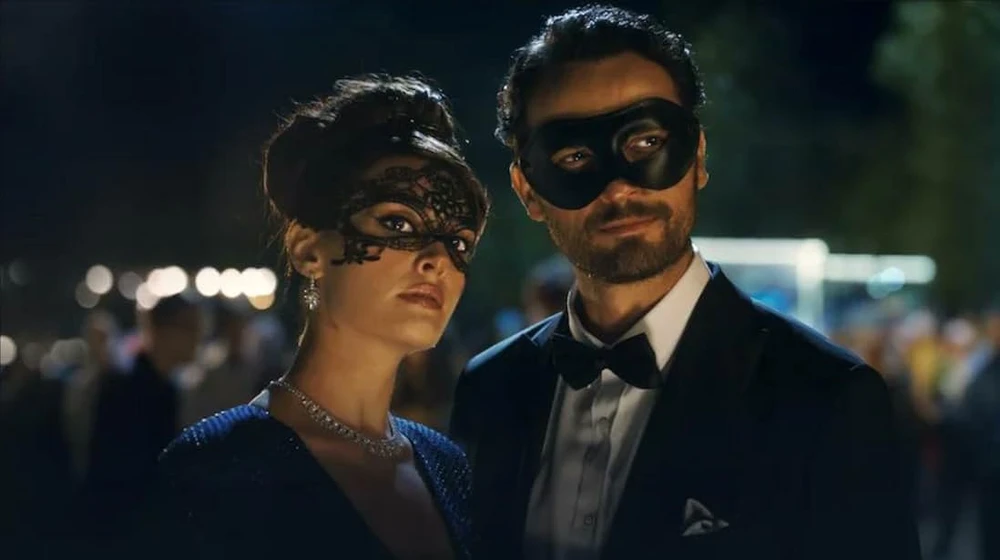Birkan Sokullu y Esra Bilgiç en un-ladron-romantico
