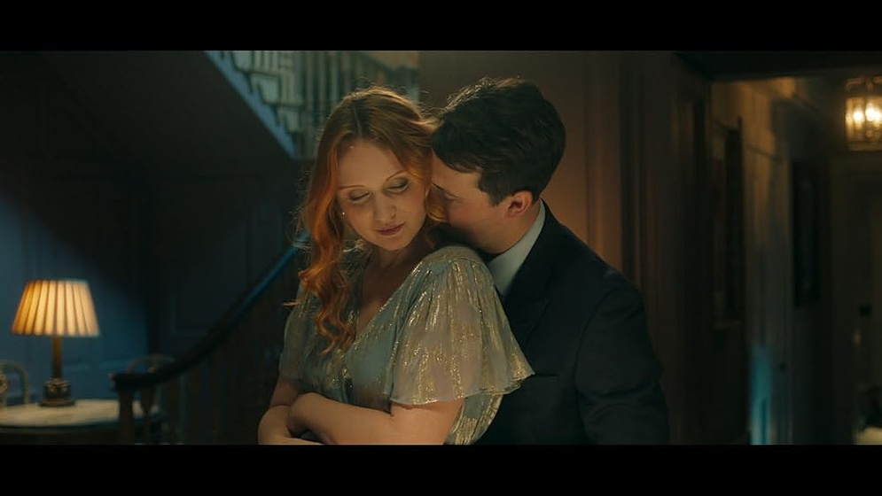 Ben Lloyd-Hughes y Emily Berrington en Un Extraño en Nuestra Cama