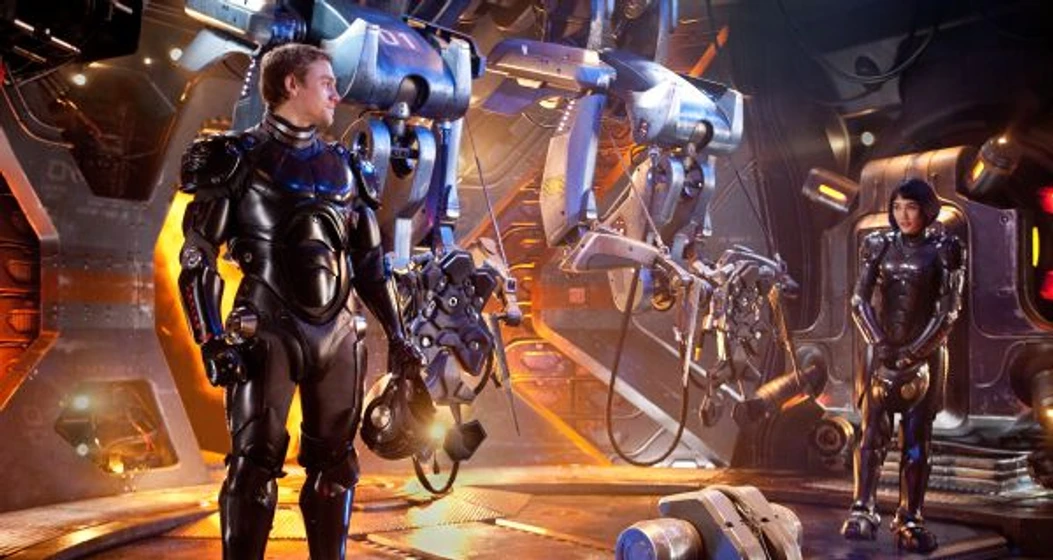 Charlie Hunnam y Rinko Kikuchi en Pacific Rim