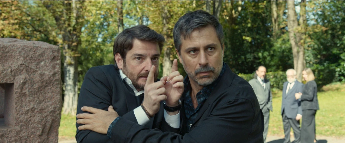 Hugo Silva y Gorka Otxoa en un-funeral-de-locos