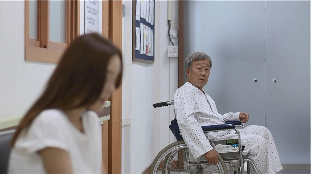 Gye-nam Myeong y Kim Sun-young en Female War: A Nasty Deal
