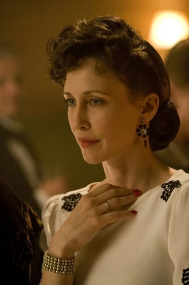 Vera Farmiga en el-nino-con-el-pijama-de-rayas