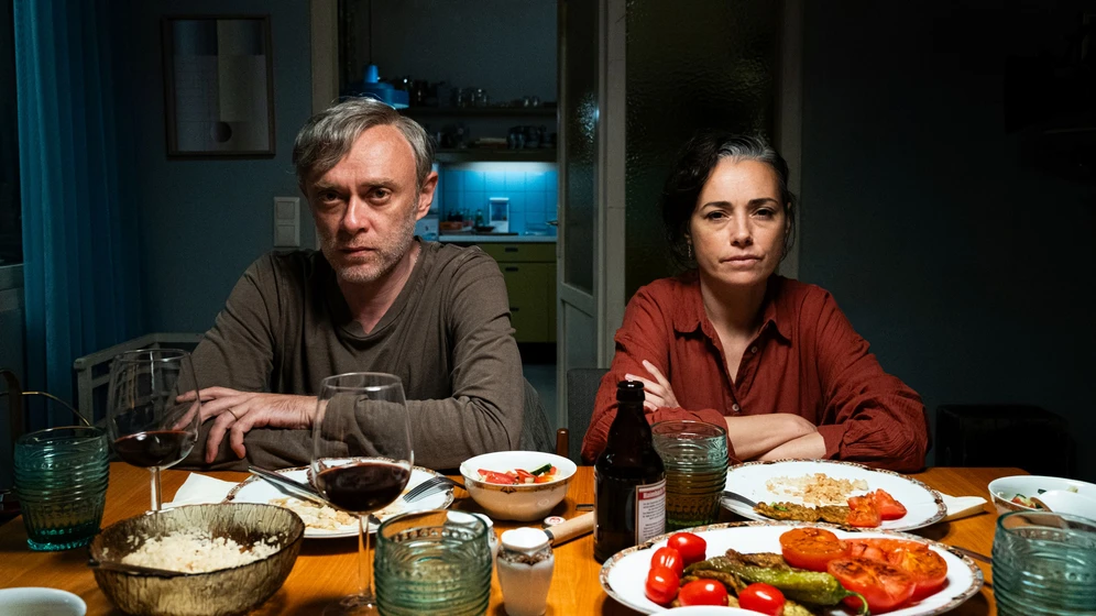 Tansu Biçer y Özgü Namal en cartas-de-estado-yellow-letters