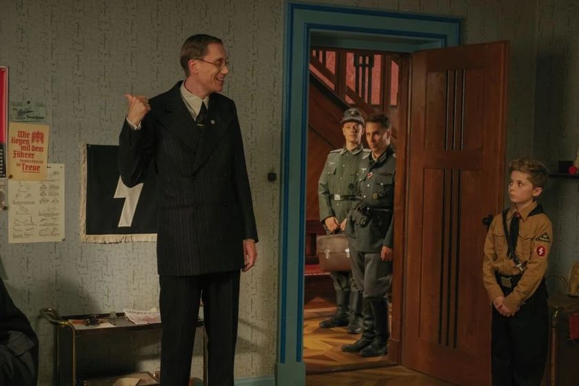 Sam Rockwell, Stephen Merchant, Alfie Allen y Roman Griffin Davis en jojo-rabbit