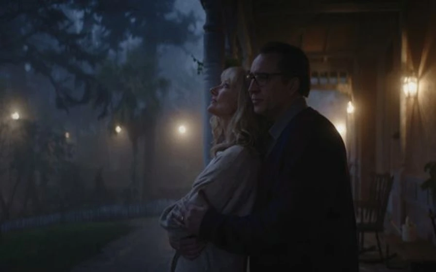 Nicolas Cage y Joely Richardson en color-out-of-space