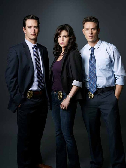 Carla Gugino, Kevin Alejandro y Mark-Paul Gosselaar en Escondida
