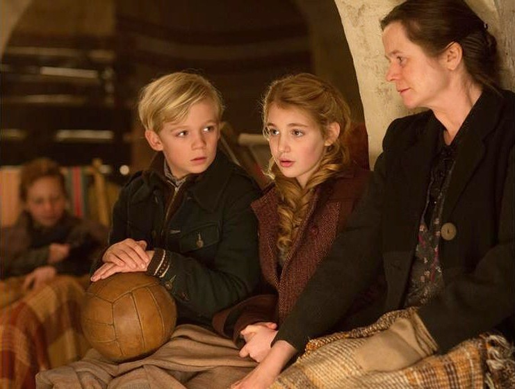 Emily Watson, Sophie Nélisse y Nico Liersch en La Ladrona de Libros