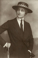 picture of actor Carola Toelle