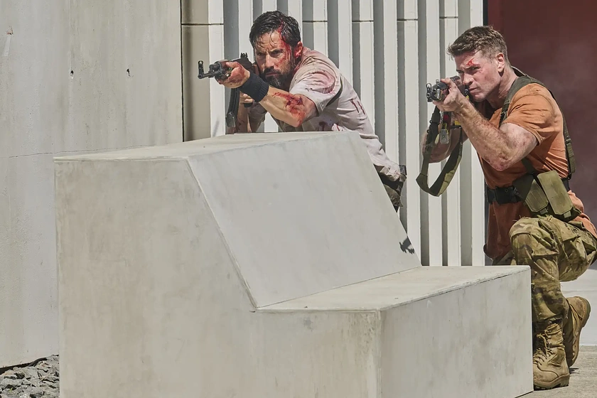 Milo Ventimiglia y Liam Hemsworth en Misión Hostil