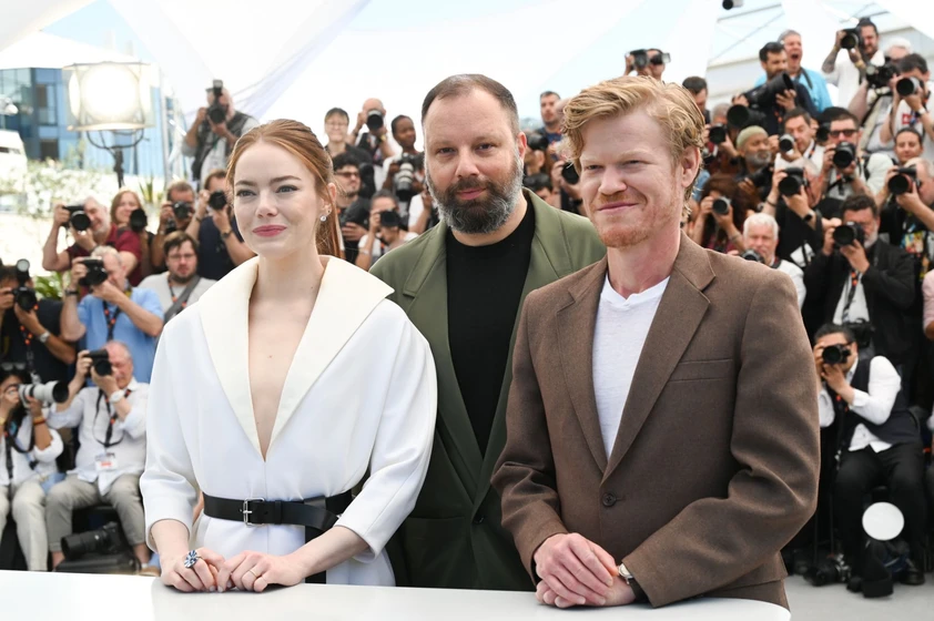 Jesse Plemons, Emma Stone y Yorgos Lanthimos en Kinds of Kindness (Mayo 2024)