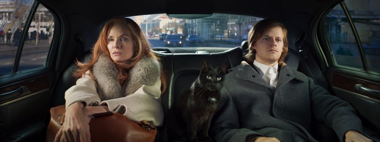 Michelle Pfeiffer y Lucas Hedges en French Exit