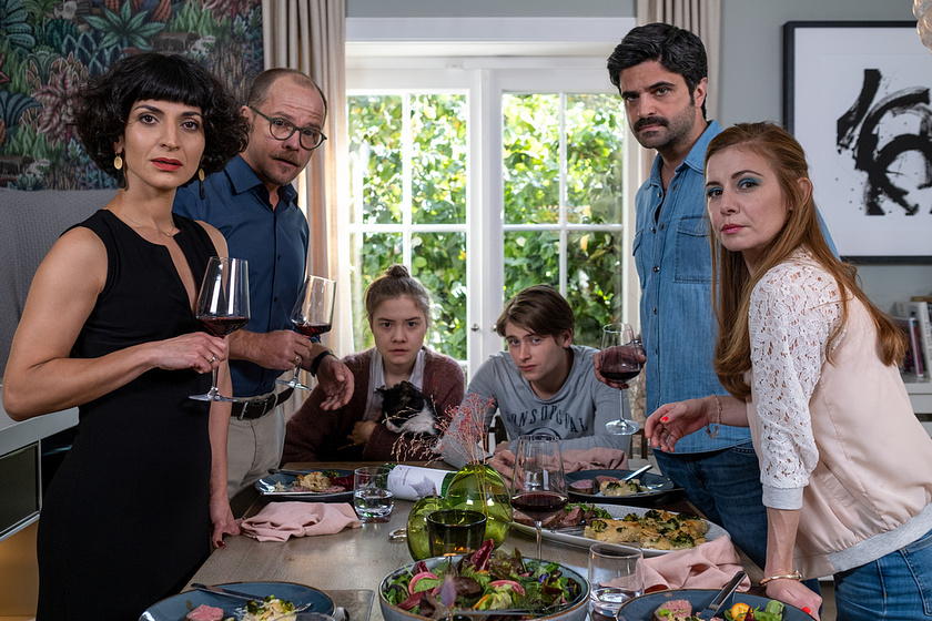 Matthias Koeberlin, Maximilian Grill, Josefine Preuß, Neda Rahmanian, Hannah Schiller y Paul Sundheim en la-cena-de-las-confesiones