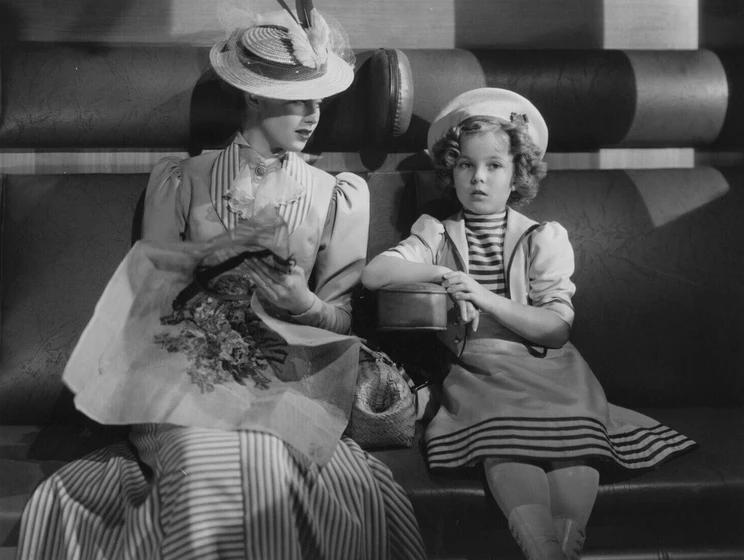 Shirley Temple y June Lang en la-mascota-del-regimiento