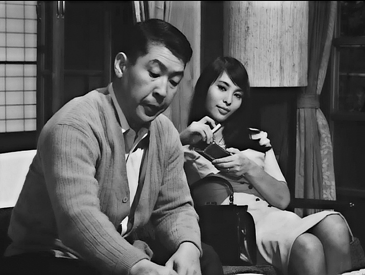 Akiko Wakabayashi y Keiju Kobayashi en El extraño dentro de la mujer