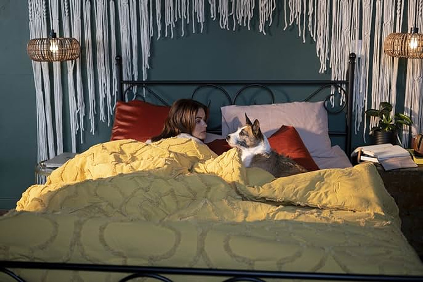 Lucy Hale en Puppy Love