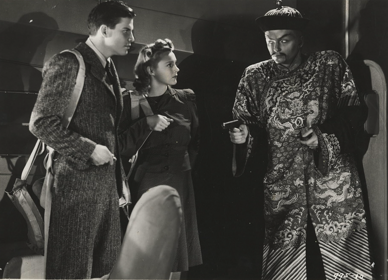 Henry Brandon, Robert Kellard y Luana Walters en Drums of Fu Manchu