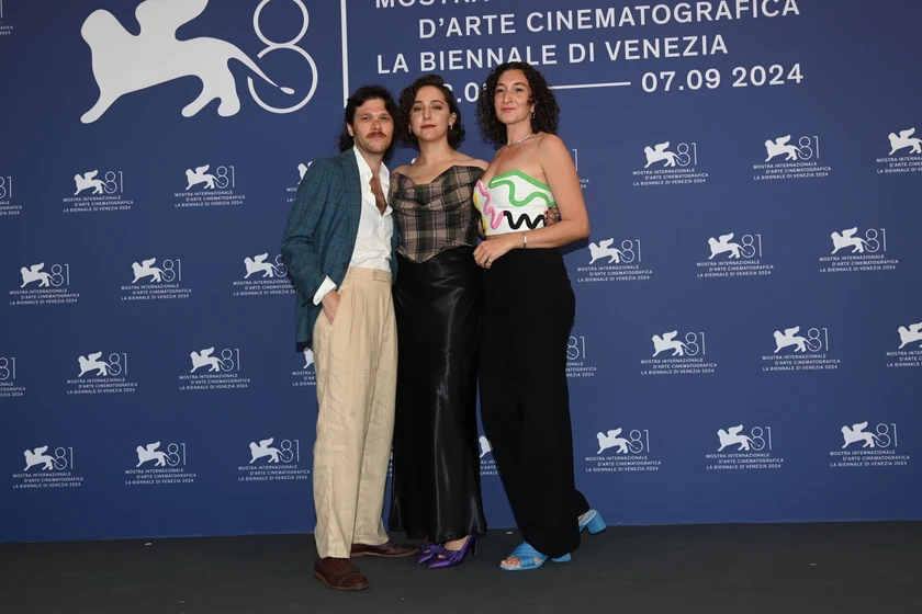 Matthew Thurm, Alexandra Byer y Sarah Friedland en familiar-touch (Festival de Venezia. Septiembre 2024)