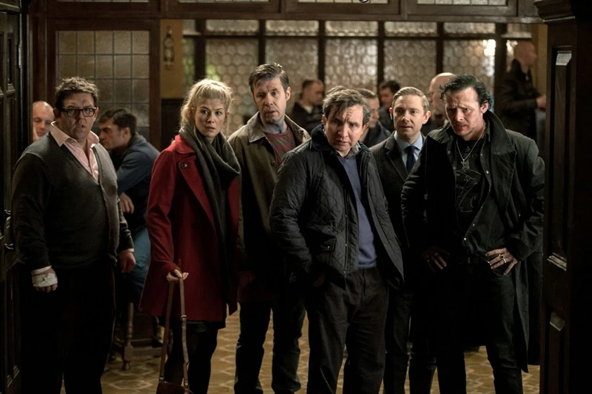 Paddy Considine, Rosamund Pike, Simon Pegg, Nick Frost, Martin Freeman y Eddie Marsan en Bienvenidos al fin del mundo