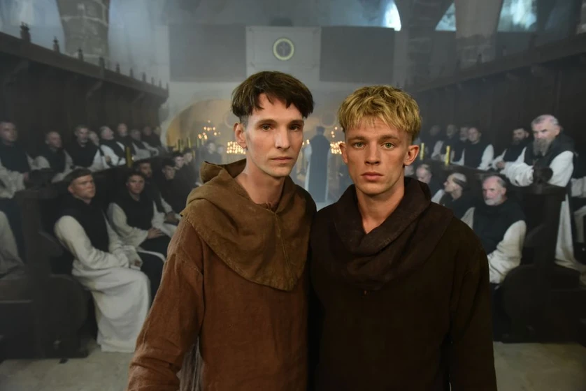 Sabin Tambrea y Jannis Niewöhner en narciso-y-goldmundo