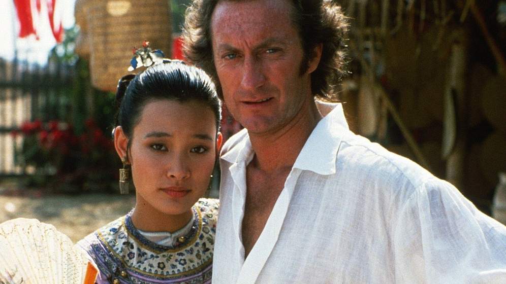 Joan Chen y Bryan Brown en Tai-Pan