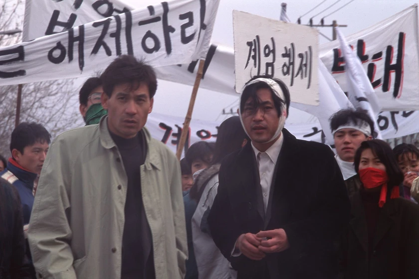 Sung-kee Ahn y Kyeong-yeong Lee en white-badge
