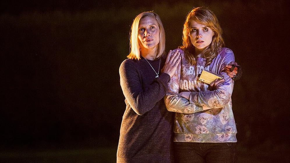 Katee Sackhoff y Lucy Boynton en don-t-knock-twice