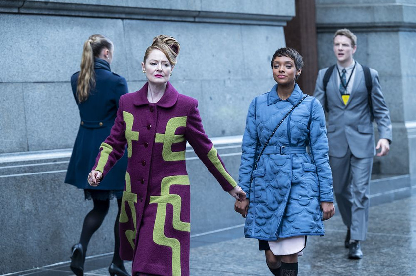 Miranda Otto y Sophie Wilde en La Puerta Mágica