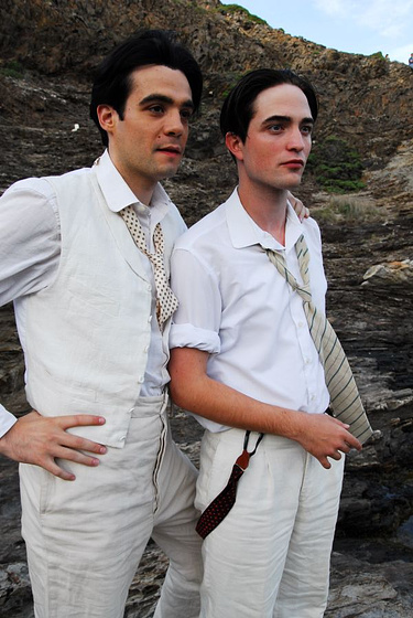 Robert Pattinson y Javier Beltrán en Sin límites