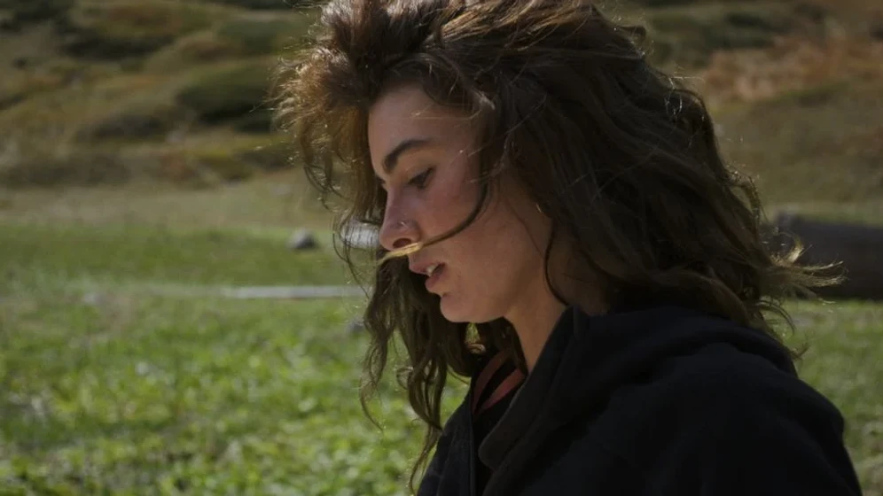 Manal Issa en summer-meadow