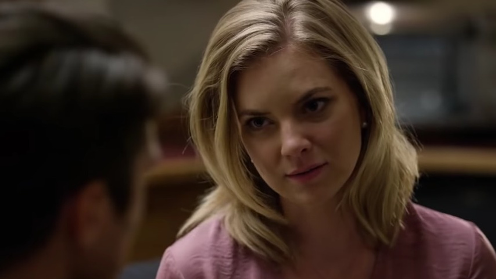 Cindy Busby en Extraños Bajo el Mismo Techo