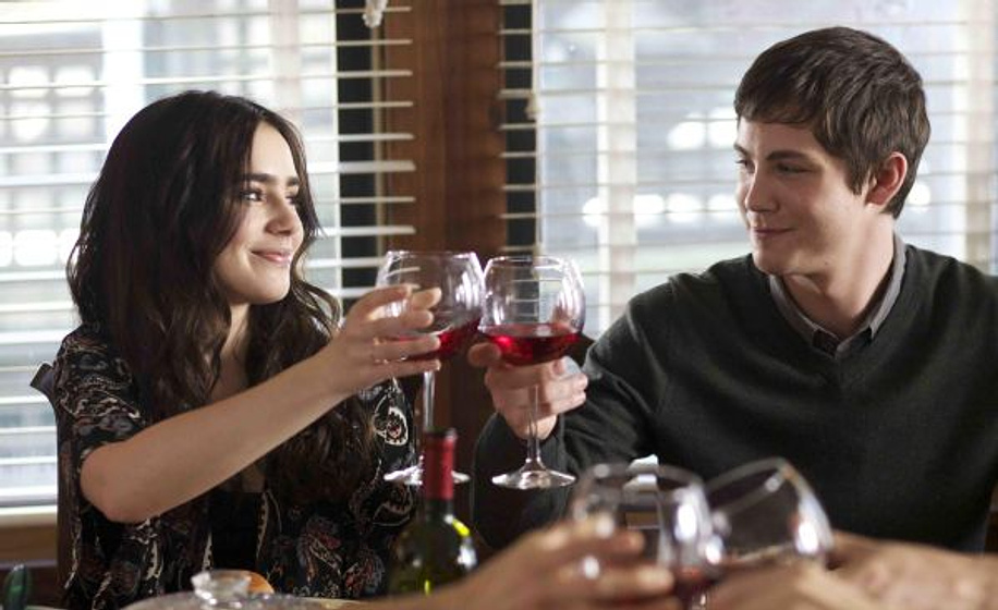 Logan Lerman y Lily Collins en Un Invierno en la Playa