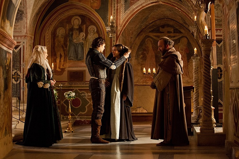 Paul Giamatti, Lesley Manville, Hailee Steinfeld y Douglas Booth en Romeo and Juliet