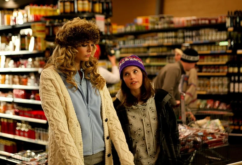 Tamsin Egerton y Felicity Jones en chalet-girl