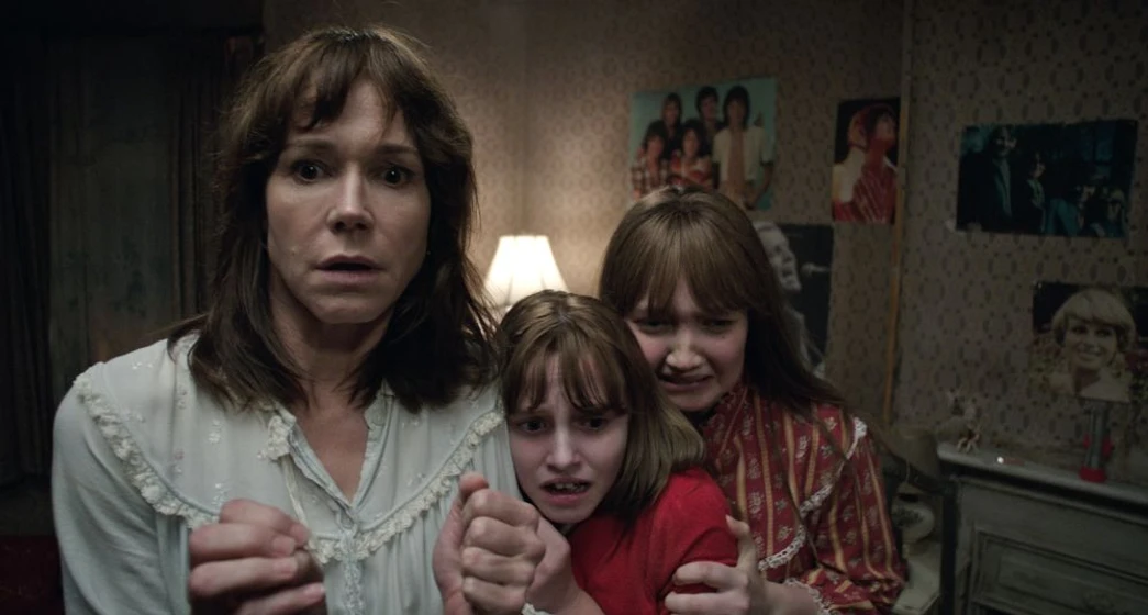 Frances O'Connor, Madison Wolfe y Lauren Esposito en expediente-warren-el-caso-enfield
