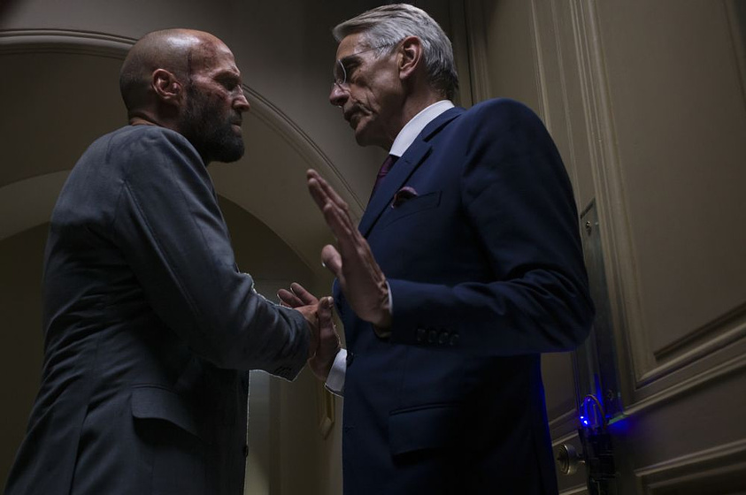 Jeremy Irons y Jason Statham en Beekeeper. El Protector
