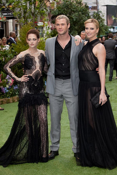 Charlize Theron, Kristen Stewart y Chris Hemsworth en Blancanieves y la leyenda del cazador (Mayo 2012)