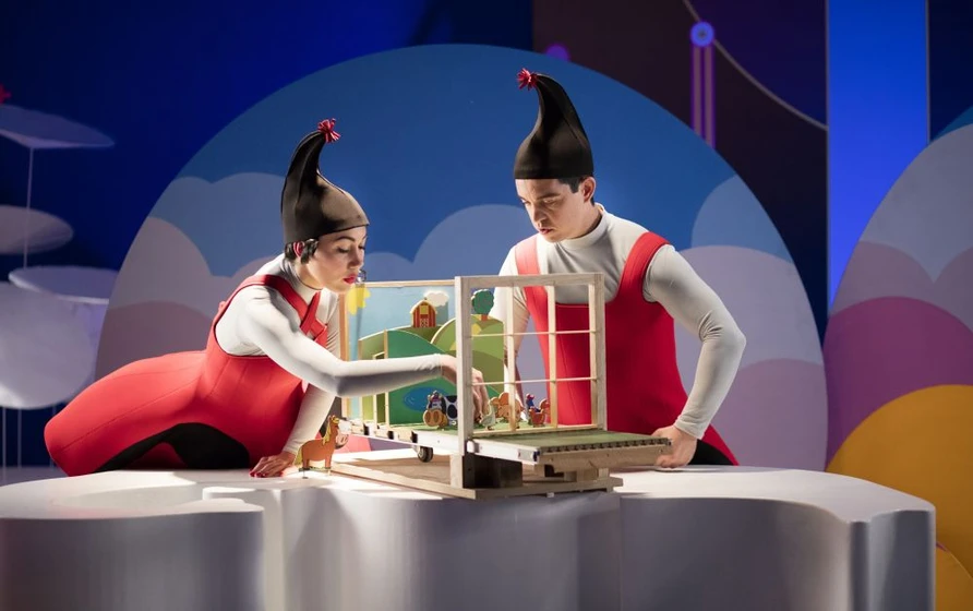 Bruno Sanches y Louise Chabat en santa-claus-cia